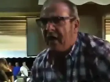 El dueño de un bar se enfrenta a independentistas por colocar lazos amarillos El dueño de un bar se enfrenta a independentistas por colocar lazos amarillos