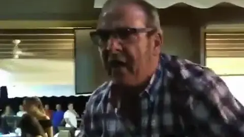 El dueño de un bar se enfrenta a independentistas por colocar lazos amarillos El dueño de un bar se enfrenta a independentistas por colocar lazos amarillos