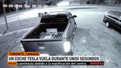 Un coche vuela durante unos segundos al pasar a toda velocidad por un badén en Toronto