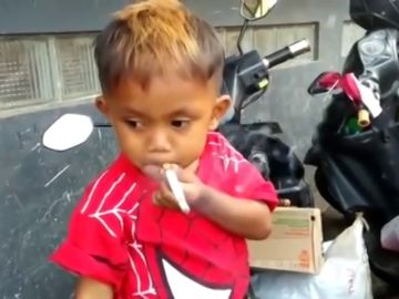 El indignante vídeo de un niño de dos años que fuma dos paquetes de tabaco al día