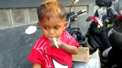 El indignante v&iacute;deo de un ni&ntilde;o de dos a&ntilde;os que fuma dos paquetes de tabaco al d&iacute;a