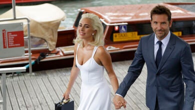'Ha nacido una estrella': Bradley Cooper y Lady Gaga destilan glamour en Venecia (y tenemos todas las fotos)