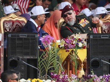 Sultán de Malasia junto al primer ministro