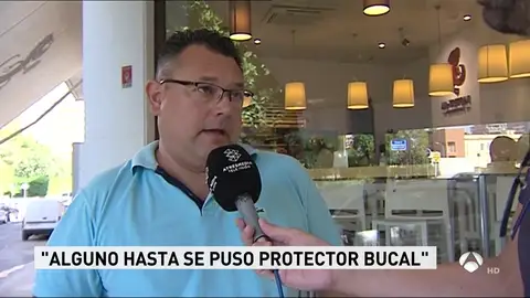 La pelea entre radicales siembra el pánico en Sevilla: "Volaron sillas, ladrillos...de todo" La pelea entre radicales siembra el pánico en Sevilla: "Volaron sillas, ladrillos...de todo"