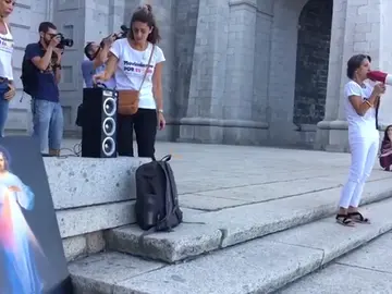 El Movimiento por España mantiene la vigilia por la exhumación de los restos de Franco pese a la prohibición de la Abadía El Movimiento por España mantiene la vigilia por la exhumación de los restos de Franco pese a la prohibición de la Abadía