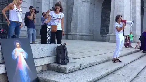 El Movimiento por España mantiene la vigilia por la exhumación de los restos de Franco pese a la prohibición de la Abadía El Movimiento por España mantiene la vigilia por la exhumación de los restos de Franco pese a la prohibición de la Abadía