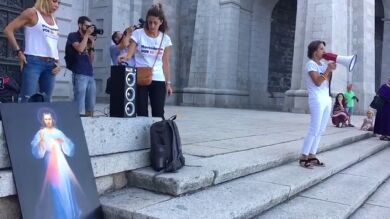 El Movimiento por España mantiene la vigilia por la exhumación de los restos de Franco pese a la prohibición de la Abadía
