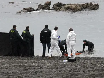 a Guardia Civil localiza en la playa del Tarajal de Ceuta el cadaver de una de las víctimas a Guardia Civil localiza en la playa del Tarajal de Ceuta el cadaver de una de las víctimas