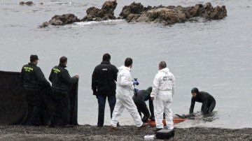 a Guardia Civil localiza en la playa del Tarajal de Ceuta el cadaver de una de las víctimas
