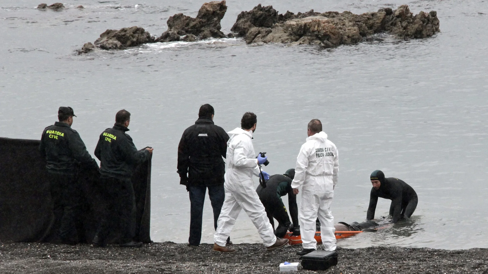a Guardia Civil localiza en la playa del Tarajal de Ceuta el cadaver de una de las víctimas a Guardia Civil localiza en la playa del Tarajal de Ceuta el cadaver de una de las víctimas