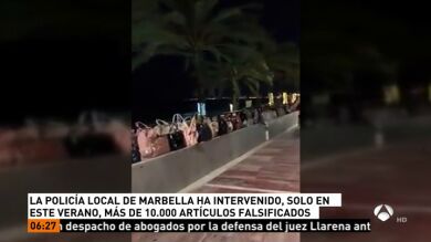 Enfrentamientos entre los manteros y la Policía en Marbella por la mercancía incautada
