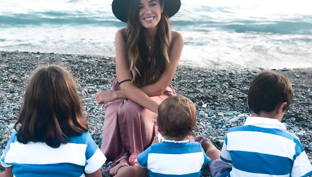 Además tenemos la suerte que la "Seño Ana" de los niños es de aquí, con lo que ha podido venir a ayudarnos Además tenemos la suerte que la "Seño Ana" de los niños es de aquí, con lo que ha podido venir a ayudarnos