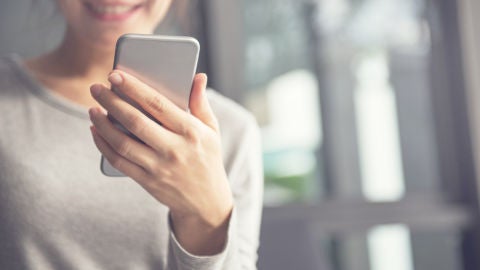 Mujer con móvil
