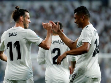 Bale y Casemiro celebran un gol