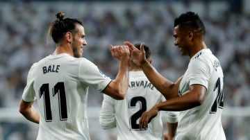 Bale y Casemiro celebran un gol