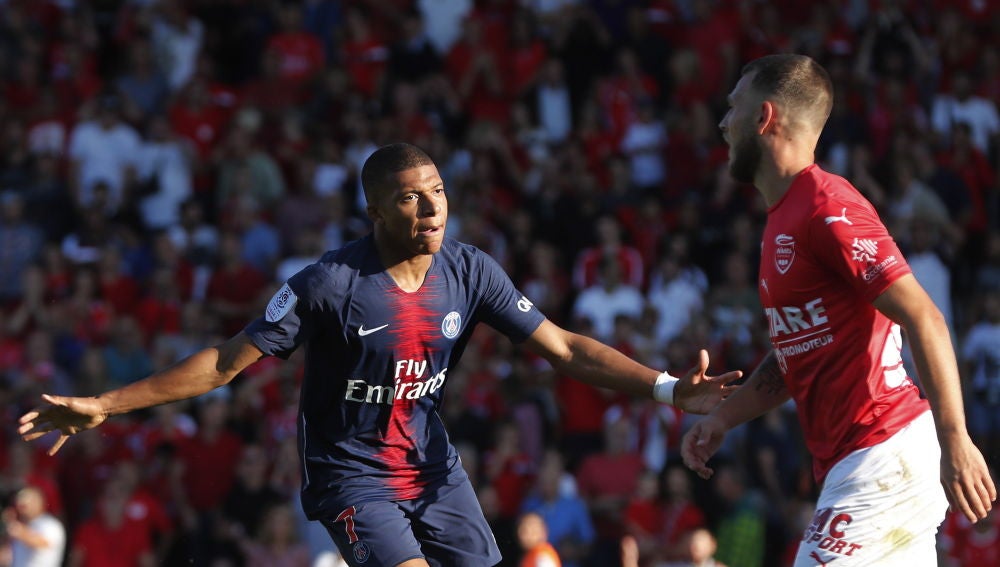 Mbappe y Cavani evitan un susto al París Saint Germain