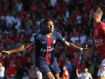 Mbappe y Cavani evitan un susto al París Saint Germain Mbappe y Cavani evitan un susto al París Saint Germain