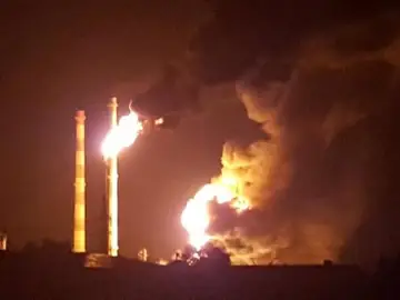 Ocho heridos en un gran incendio en una refinería alemana Ocho heridos en un gran incendio en una refinería alemana
