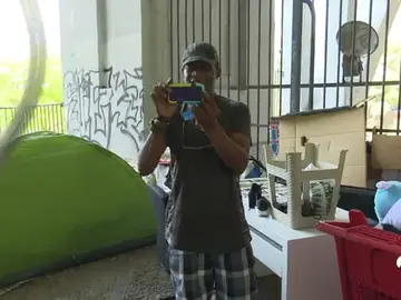 Un nigeriano sin hogar en España se gana la vida viviendo artículos de segunda mano en Internet Un nigeriano sin hogar en España se gana la vida viviendo artículos de segunda mano en Internet