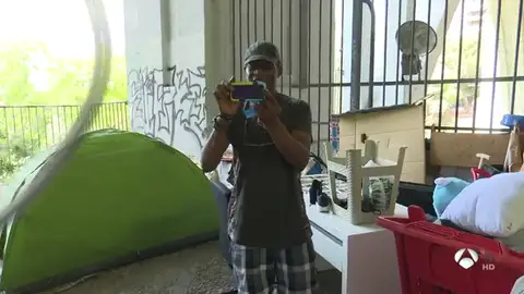 Un nigeriano sin hogar en España se gana la vida viviendo artículos de segunda mano en Internet Un nigeriano sin hogar en España se gana la vida viviendo artículos de segunda mano en Internet