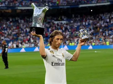 Modric, Ramos y Navas ofrecen sus premios de la UEFA a los madridistas Modric, Ramos y Navas ofrecen sus premios de la UEFA a los madridistas