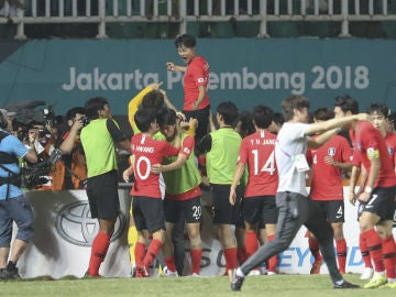 Los jugadores de Corea del Sur celebran un triunfo