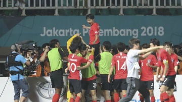 Los jugadores de Corea del Sur celebran un triunfo
