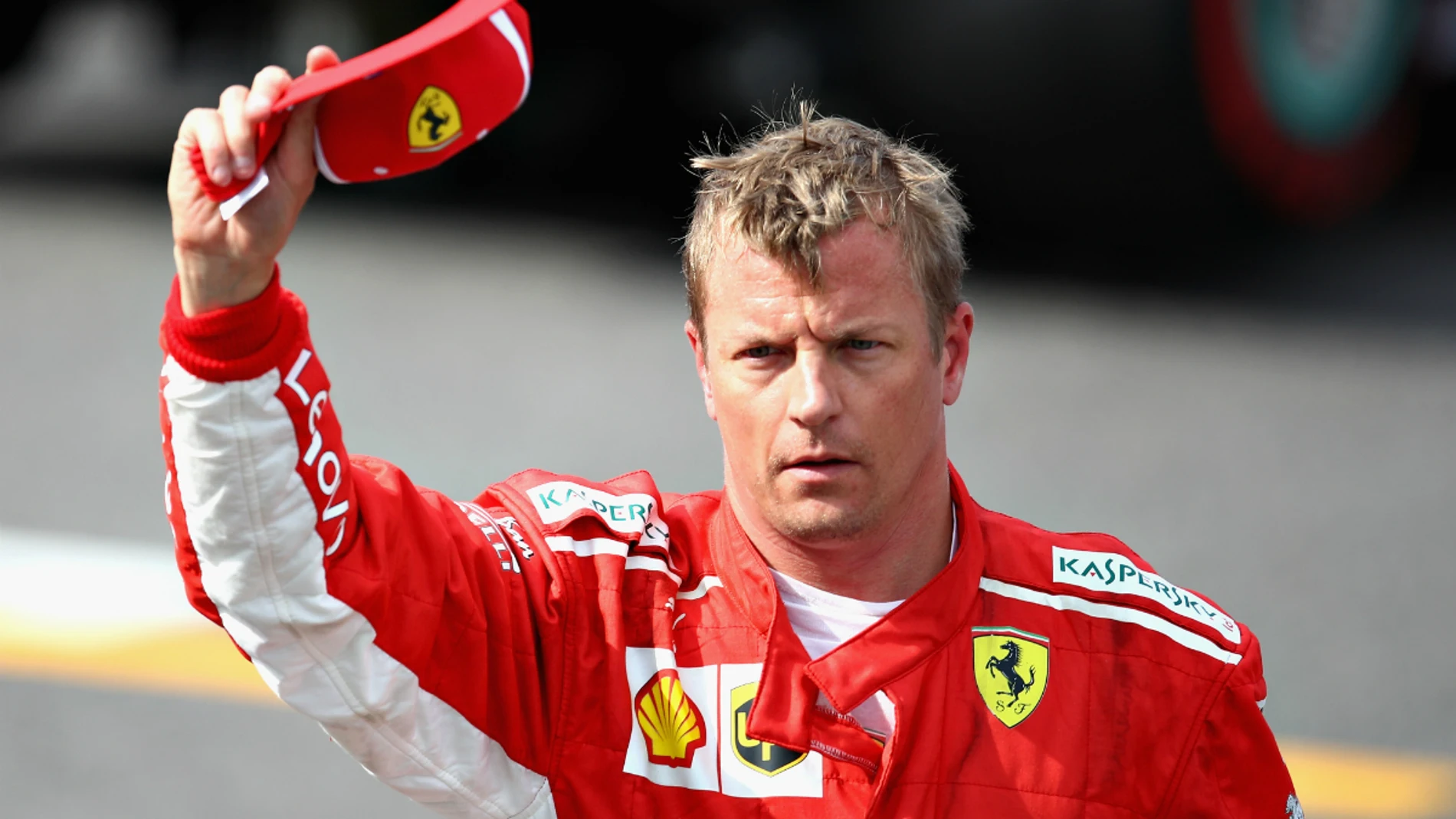 Kimi Raikkonen saluda