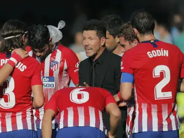 Simeone, con sus jugadores Simeone, con sus jugadores