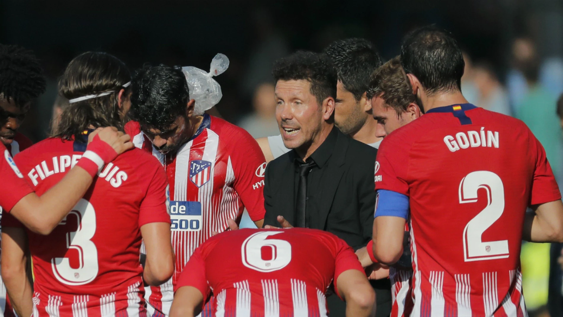 Simeone, con sus jugadores Simeone, con sus jugadores