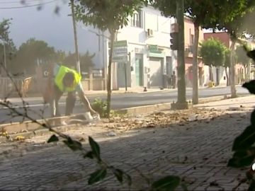 Los vecinos de un pueblo de Sevilla optan por limpiar ellos mismos los espacios públicos