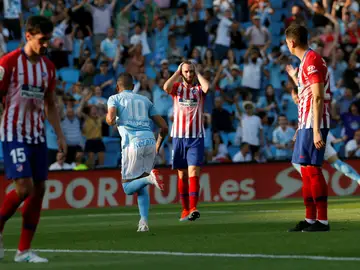 Iago Aspas celebra un gol ante la frustración del Atlético Iago Aspas celebra un gol ante la frustración del Atlético