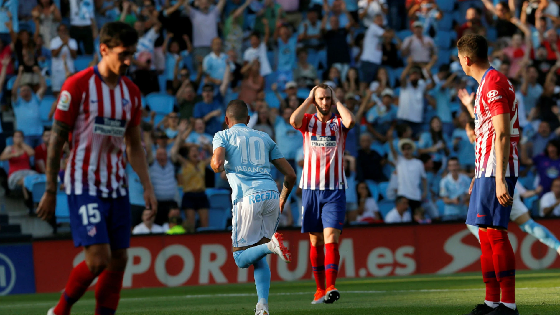 Iago Aspas celebra un gol ante la frustración del Atlético Iago Aspas celebra un gol ante la frustración del Atlético
