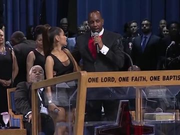 El obispo Ellis se disculpa por tocar a Ariana Grande en el funeral de Aretha Franklin