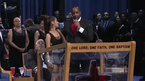 El obispo Ellis se disculpa por tocar a Ariana Grande en el funeral de Aretha Franklin El obispo Ellis se disculpa por tocar a Ariana Grande en el funeral de Aretha Franklin