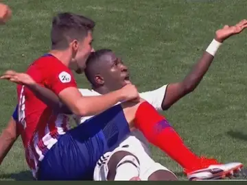 El capitán del filial del Atlético intenta morder a Vinicius Jr. El capitán del filial del Atlético intenta morder a Vinicius Jr.