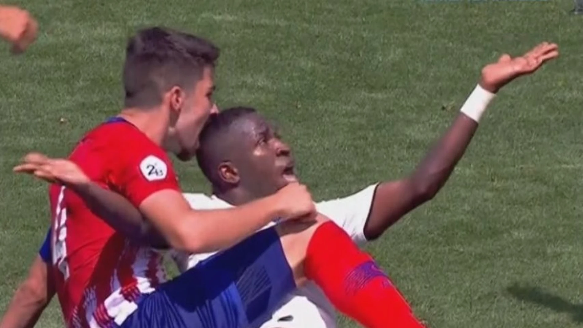 El capitán del filial del Atlético intenta morder a Vinicius Jr. El capitán del filial del Atlético intenta morder a Vinicius Jr.