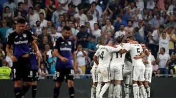  Los jugadores del Real Madrid celebran el gol de Karim Benzema