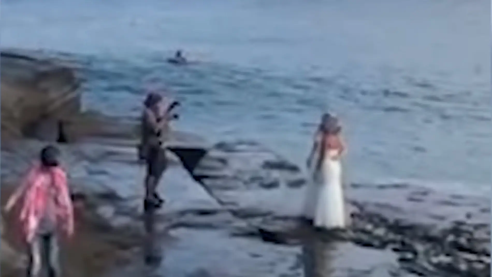 La naturaleza quiso que esta pareja no olvidara la sesión de fotos de su boda