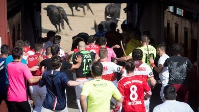Los toros de la Ganadería de Victoriano del Río protagonizan un apasionante encierro con muchas caídas