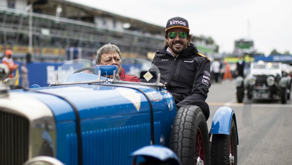 Fernando Alonso, en un coche clásico