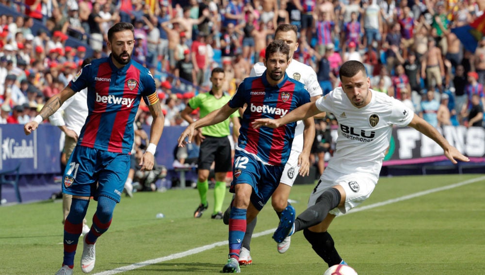 Gayá, ante Morales y Coke