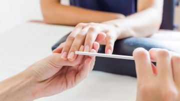 Manicura en un salón de belleza