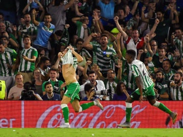 Joaquín celebra un gol con el Betis