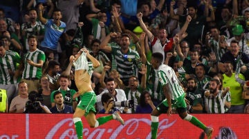 Joaquín celebra un gol con el Betis