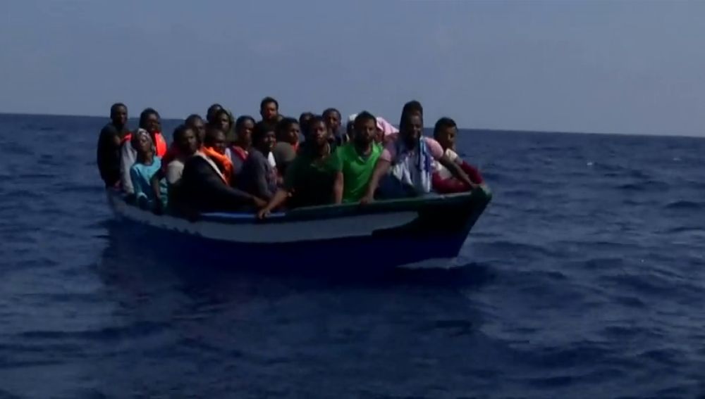 Imagen de una patera con un grupo de migrantes a bordo