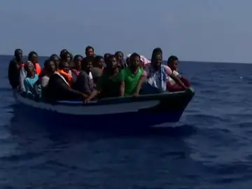 Imagen de una patera con un grupo de migrantes a bordo Imagen de una patera con un grupo de migrantes a bordo