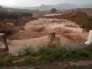 Las inundaciones dejan atrapado a un vecino de Tarragona dentro de su coche