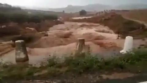 Las inundaciones dejan atrapado a un vecino de Tarragona dentro de su coche Las inundaciones dejan atrapado a un vecino de Tarragona dentro de su coche