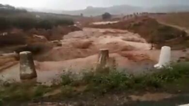 Las inundaciones dejan atrapado a un vecino de Tarragona dentro de su coche